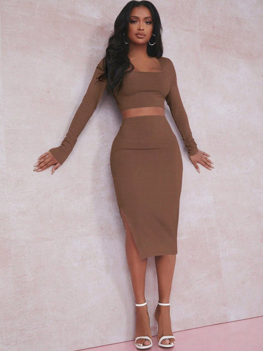 Set elegant maro din două piese – bluză cu mâneci lungi și fustă mulată, perfect pentru o ținută feminină de toamnă