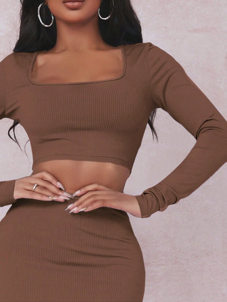 Set elegant maro din două piese – bluză cu mâneci lungi și fustă mulată, perfect pentru o ținută feminină de toamnă