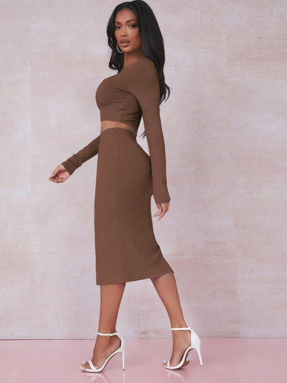 Set elegant maro din două piese – bluză cu mâneci lungi și fustă mulată, perfect pentru o ținută feminină de toamnă