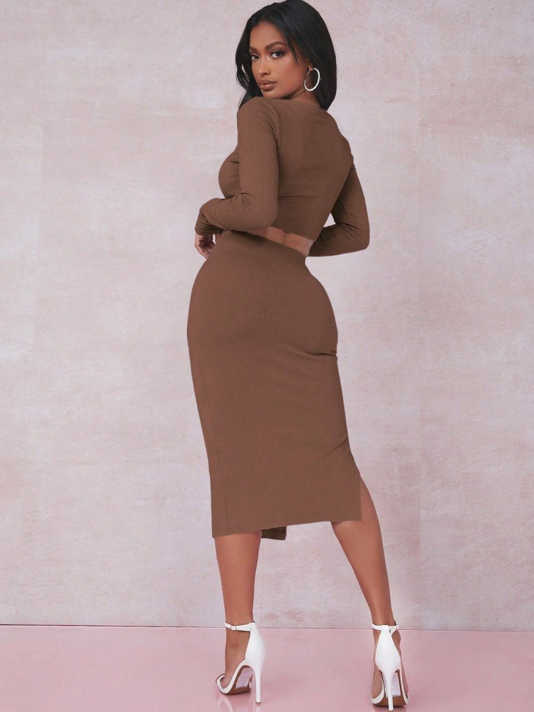 Set elegant maro din două piese – bluză cu mâneci lungi și fustă mulată, perfect pentru o ținută feminină de toamnă