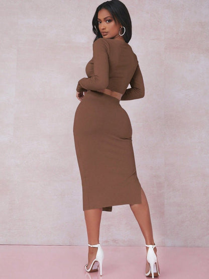 Set elegant maro din două piese – bluză cu mâneci lungi și fustă mulată, perfect pentru o ținută feminină de toamnă