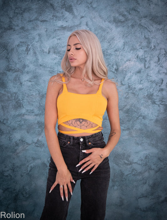 Crop top galben cu decupaj – stil sexy, perfect pentru vară