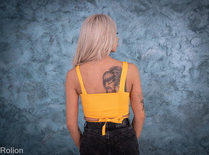 Crop top galben cu decupaj – stil sexy, perfect pentru vară