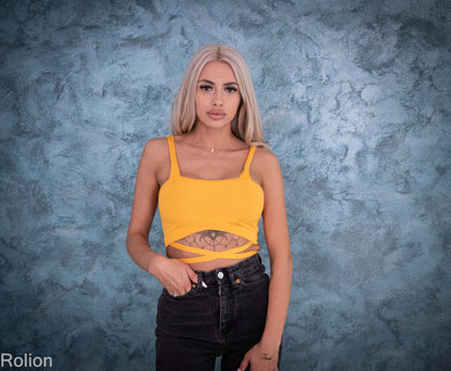 Crop top galben cu decupaj – stil sexy, perfect pentru vară