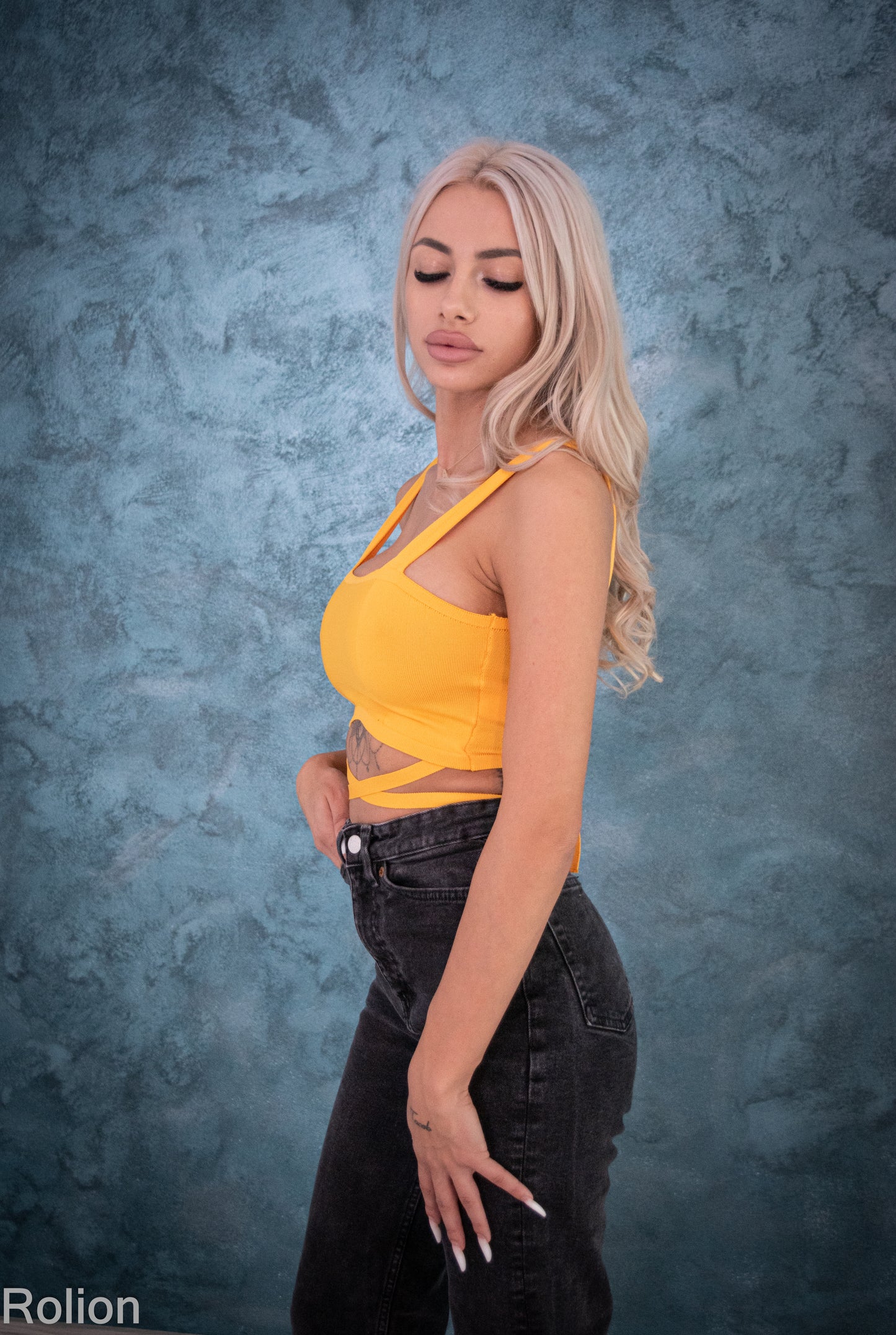 Crop top galben cu decupaj – stil sexy, perfect pentru vară