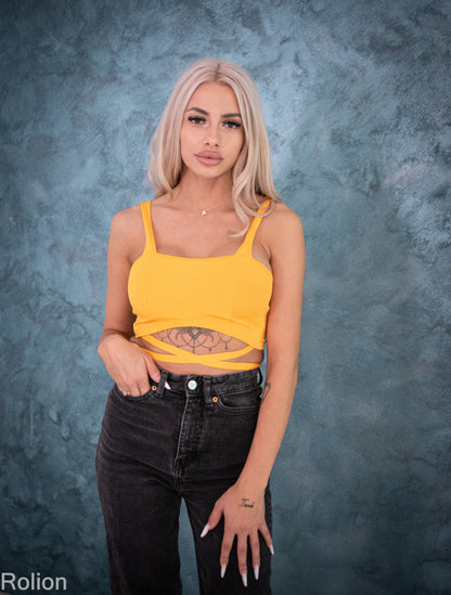 Crop top galben cu decupaj – stil sexy, perfect pentru vară