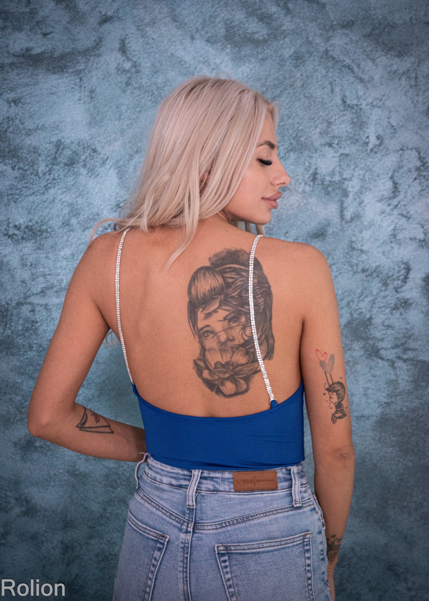 Body albastru cu bretele subțiri – perfect pentru ținute de zi sau club