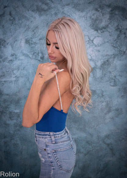 Body albastru cu bretele subțiri – perfect pentru ținute de zi sau club